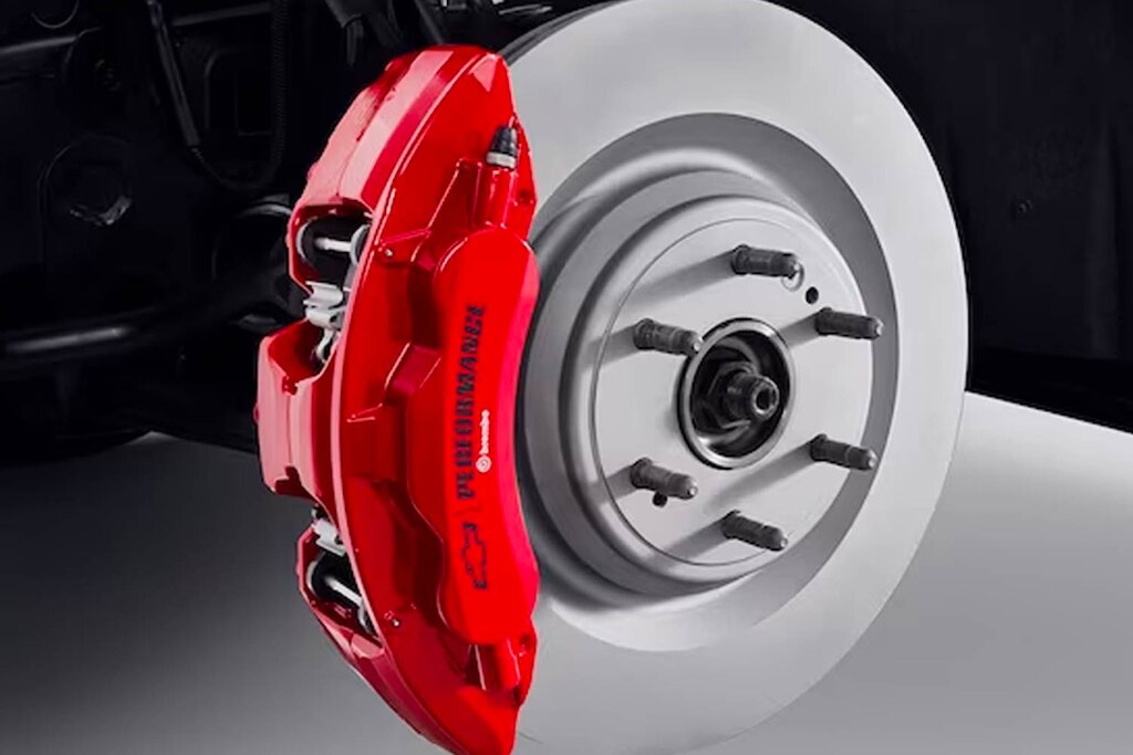 Sistema de frenado frontal Brembo color rojo con emblema Chevrolet para Suburban 2024