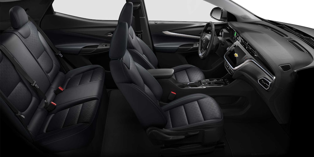 Chevrolet Bolt EUV 2023, SUV eléctrica con interiores en color piel negra