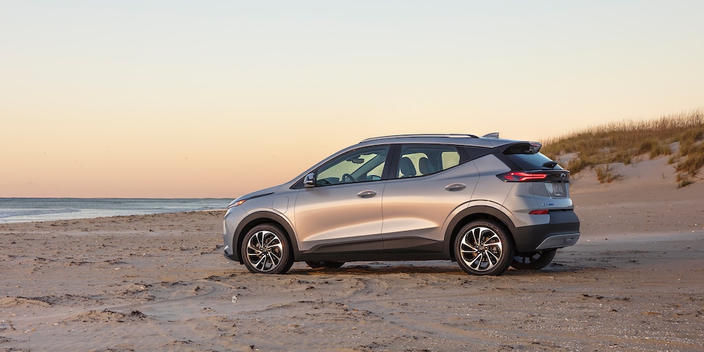 Chevrolet Bolt EUV 2023, SUV eléctrica con rines en aluminio de 17 pulgadas y luces diurnas LED.