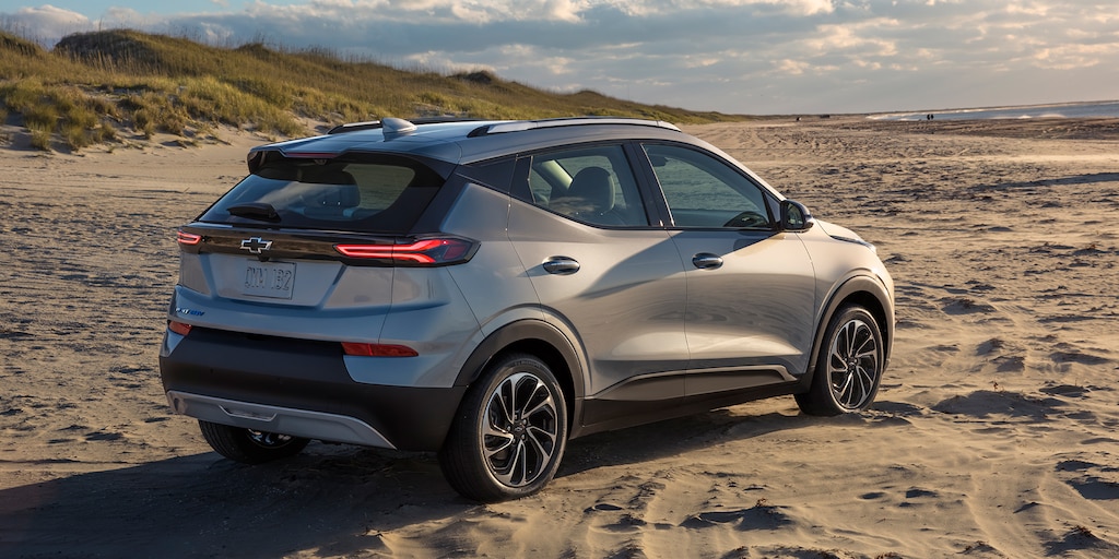 Chevrolet Bolt EUV 2023, SUV eléctrica con luces diurnas LED y faros Intellibeam.