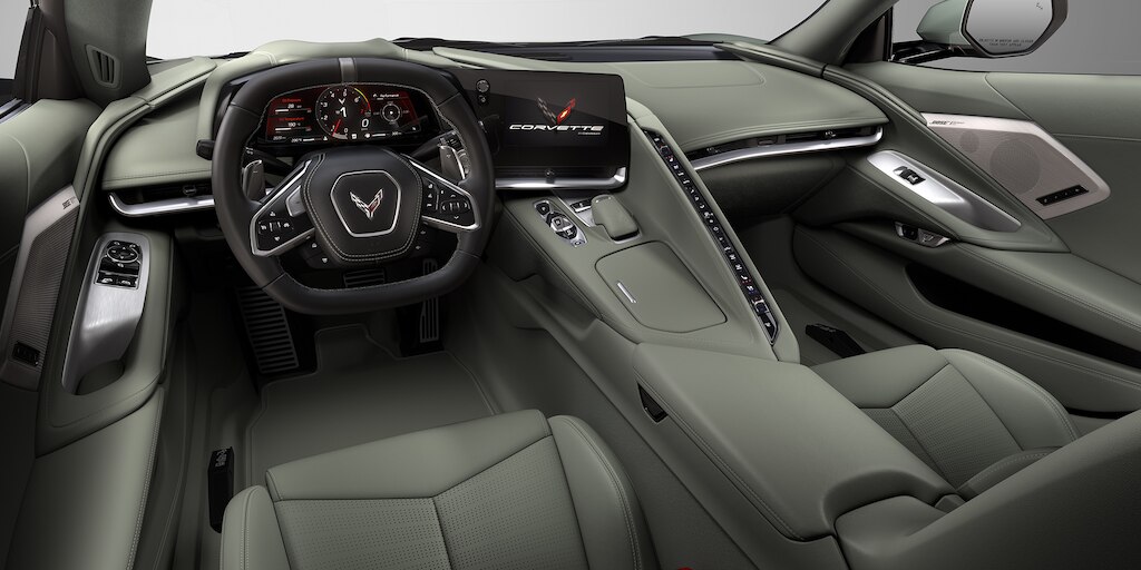 Chevrolet Corvette Stingray 2024 con interior artemis green