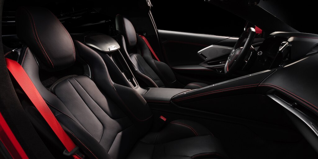 Chevrolet Corvette 2024 con insertos de gamuza en los interiores