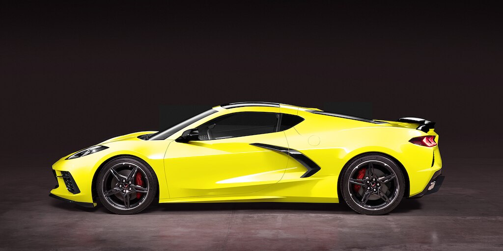 Nuevo Chevrolet Corvette 2024, carro deportivo de lujo con franjas deportivas y acentos en fibra de carbono