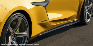 Chevrolet Corvette Z06 2025 con faldones aerodinámicos y Emblema Z06 - vista lateral