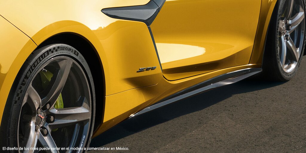Chevrolet Corvette Z06 2025 con faldones aerodinámicos y Emblema Z06 - vista lateral