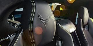 Chevrolet Corvette Z06 2025, con gran diseño aerodinámico - vista trasera