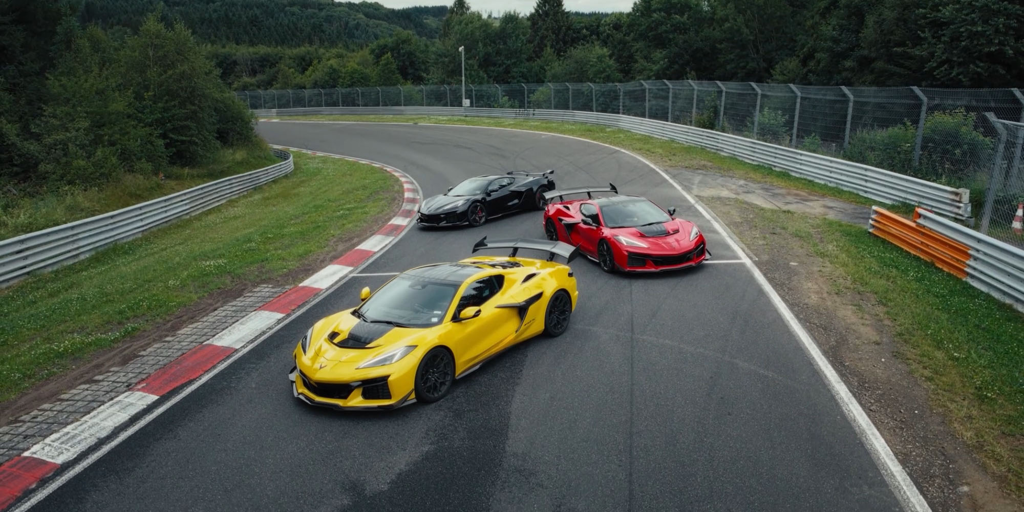 Chevrolet Corvette ZR1 2026 en Nürburgring, pista icónica donde demuestra su capacidad de récord y desempeño extremo.