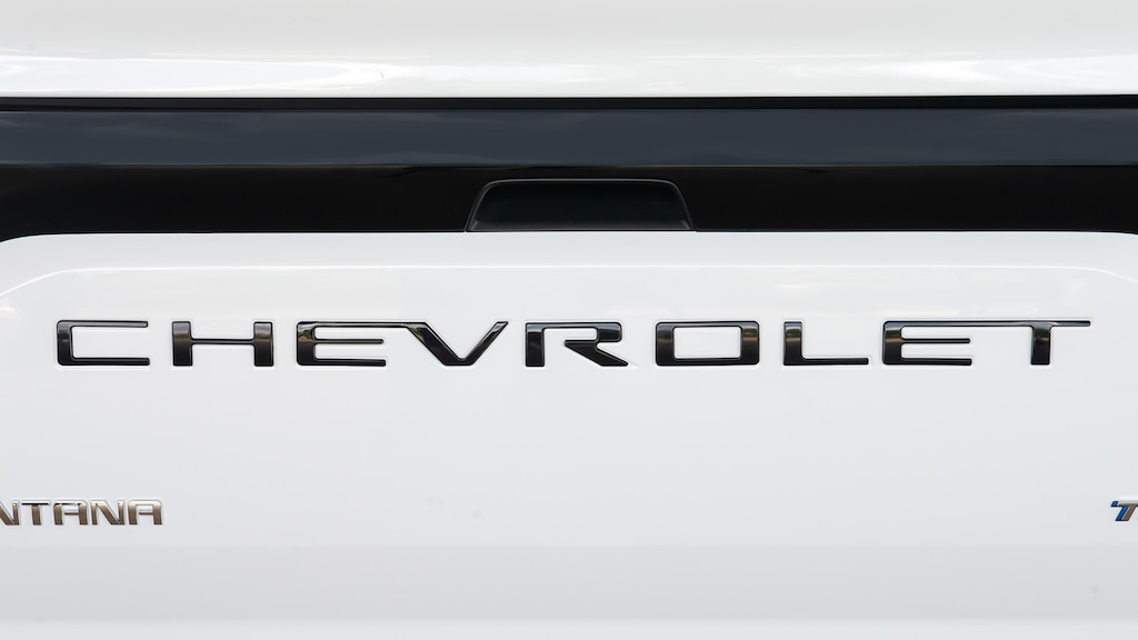 Instala el emblema negro para la tapa de caja de tu Chevrolet Montana 2025, tu pickup compacta